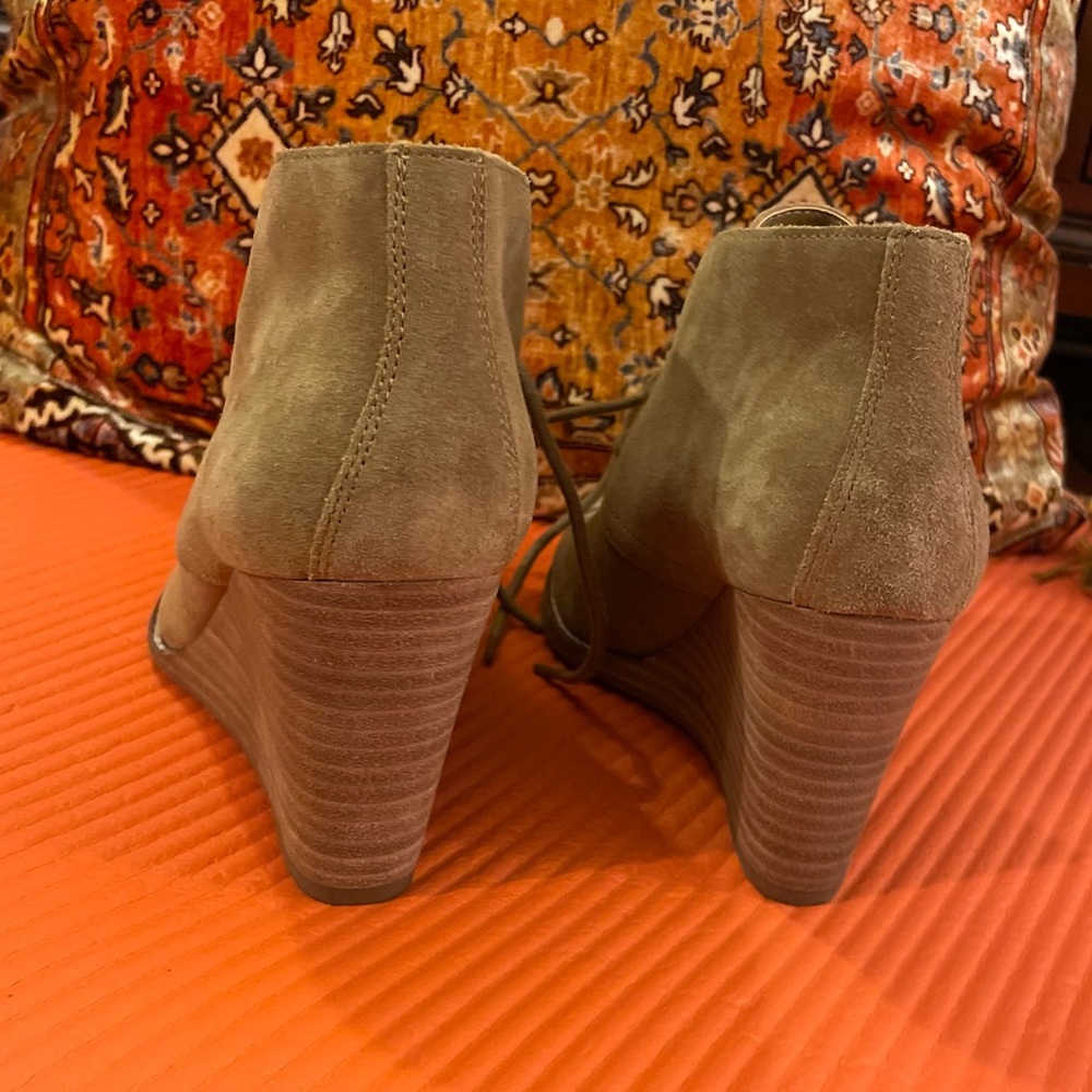 Lucky Brand Suede bootie lace-up wedge in camel size 7.5 BRAND NEW - Picture 3 of 11
